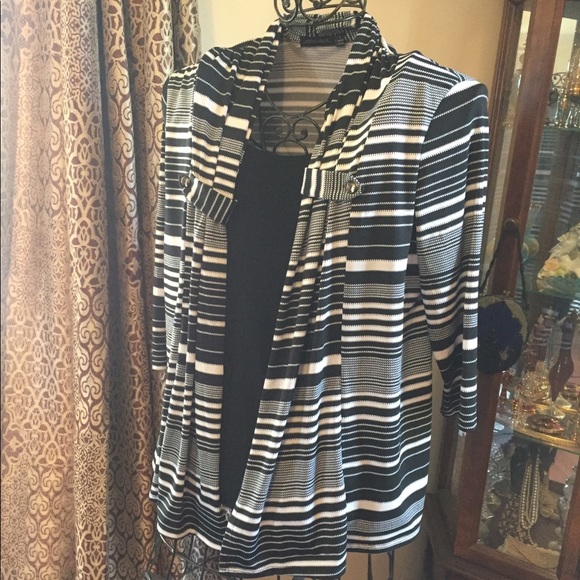 Beautiful B&W top by Notations - Picture 3 of 8